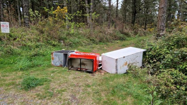 Vuelve a aparecer basura en el Monte Xalo de Culleredo (A Coruña)