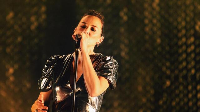 La cantante y actriz Leonor Watling durante una actuación con su grupo Marlango.