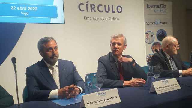 Alfonso Rueda (centro), en un acto en el Círculo de Empresarios de Galicia en Vigo esta mañana.
