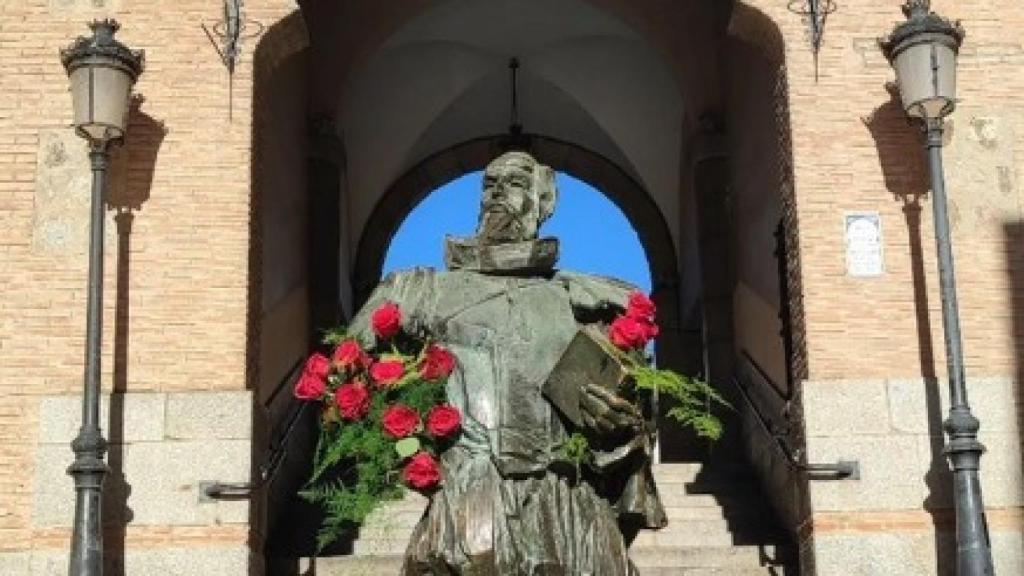 Decenas de rosas decoran las estatua de Miguel de Cervantes en Toledo.