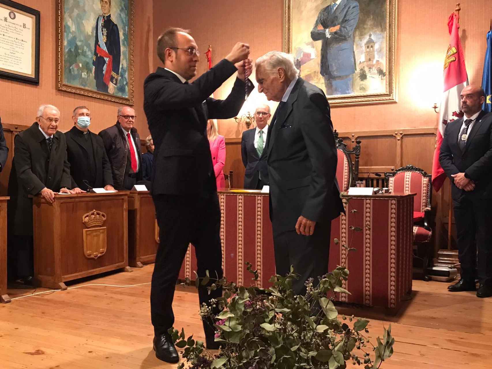 El alcalde de Ciudad Rodrigo, Marcos Iglesias, pone el título de hijo predilecto al ex alcalde Manuel Delgado Sánchez-Arjona