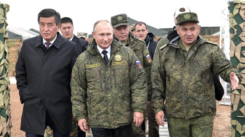 Putin, en el centro y Shoigu, a la derecha, en una imagen de 2019.