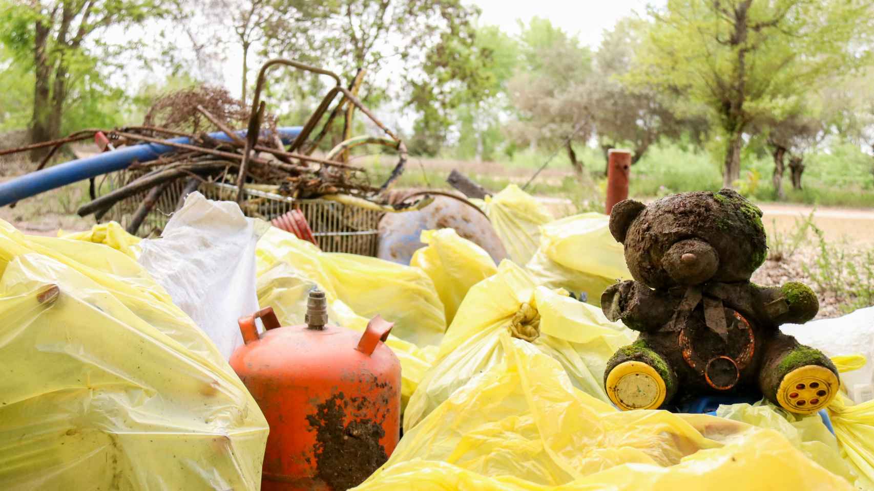 Toneladas de basura inundan el río Jarama: Un día hasta encontramos bolsas llenas de marihuana
