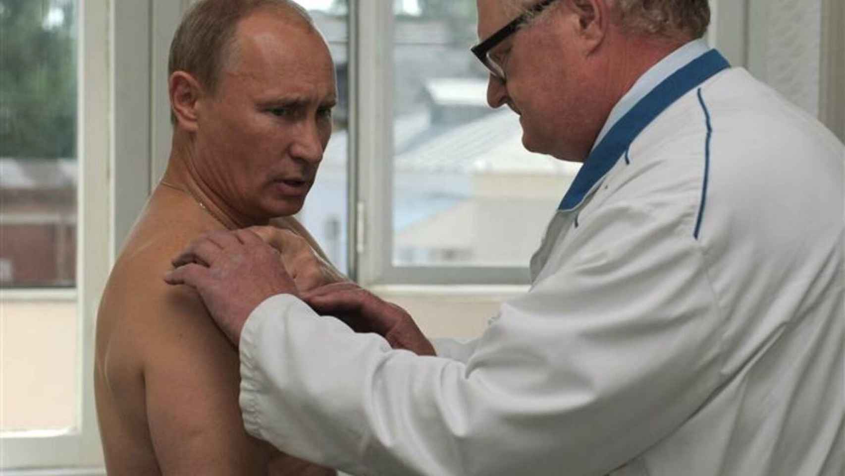 Putin con un médico.
