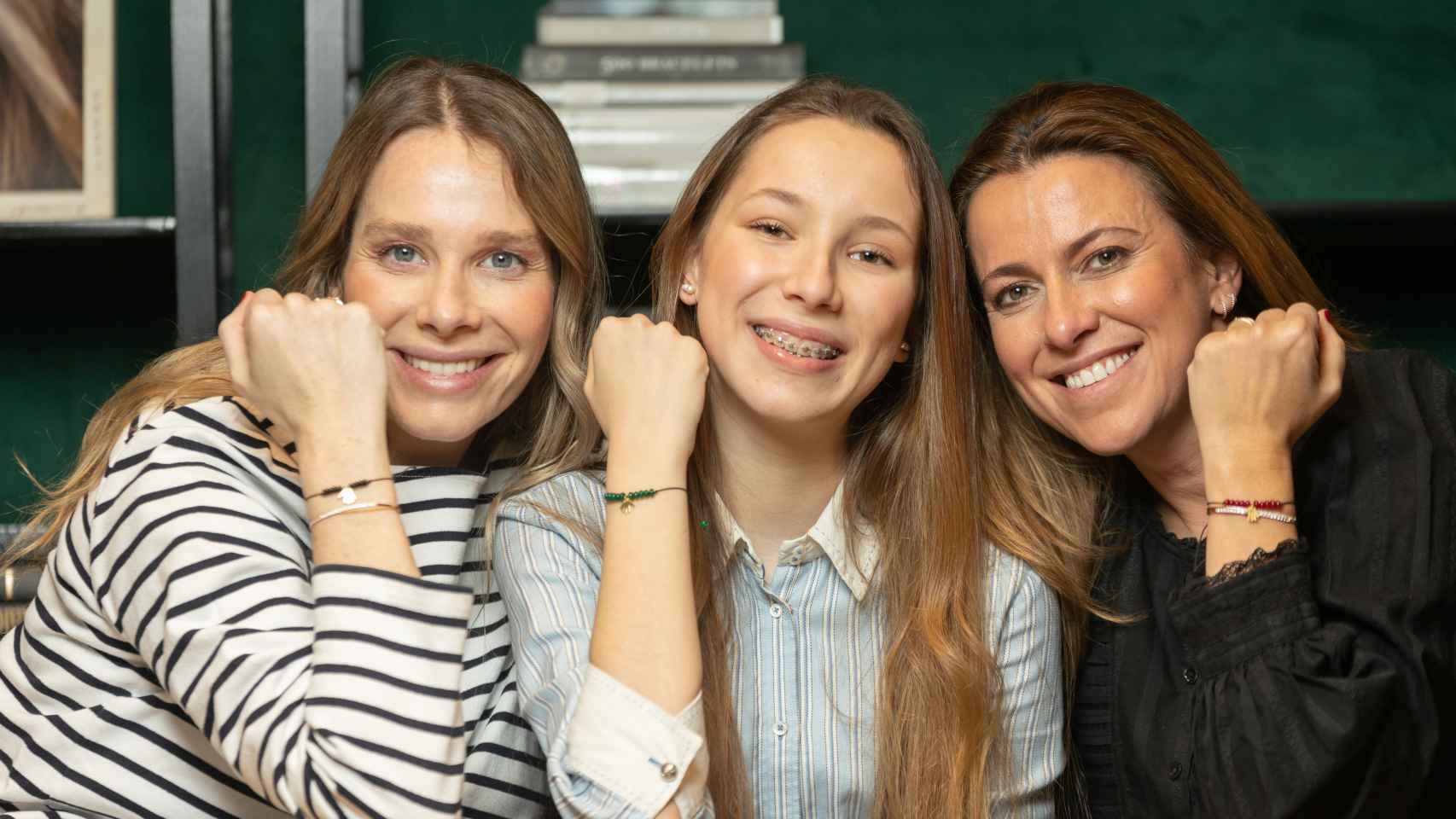 Hannah, Anita y Sonia lucen los tres modelos de la pulsera que han diseñado.