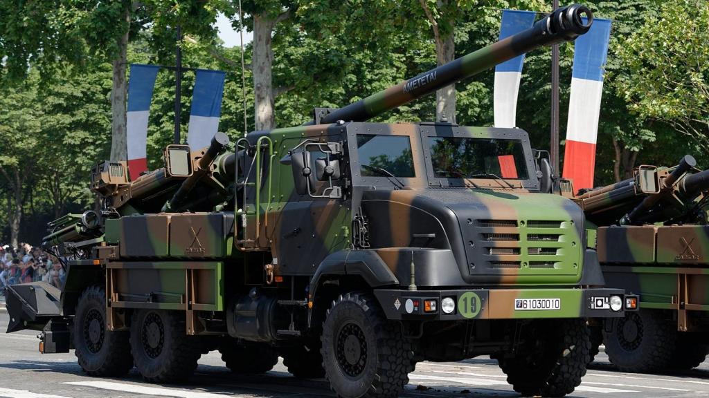 Obús Caesar durante un desfile militar en París