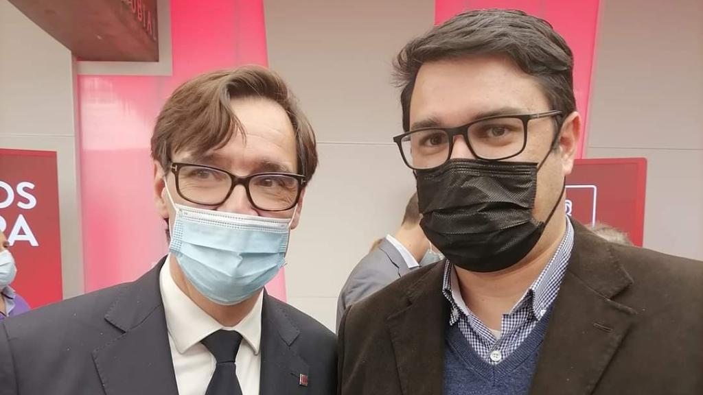 El militante César Sampedro en una foto con Salvador Illa, actual jefe de la oposición en Cataluña.