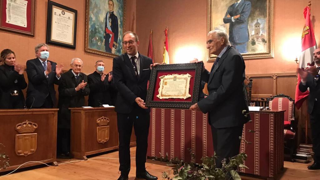 Ciudad Rodrigo reconoce a Manuel Delgado Sánchez-Arjona, primer alcalde de la democracia