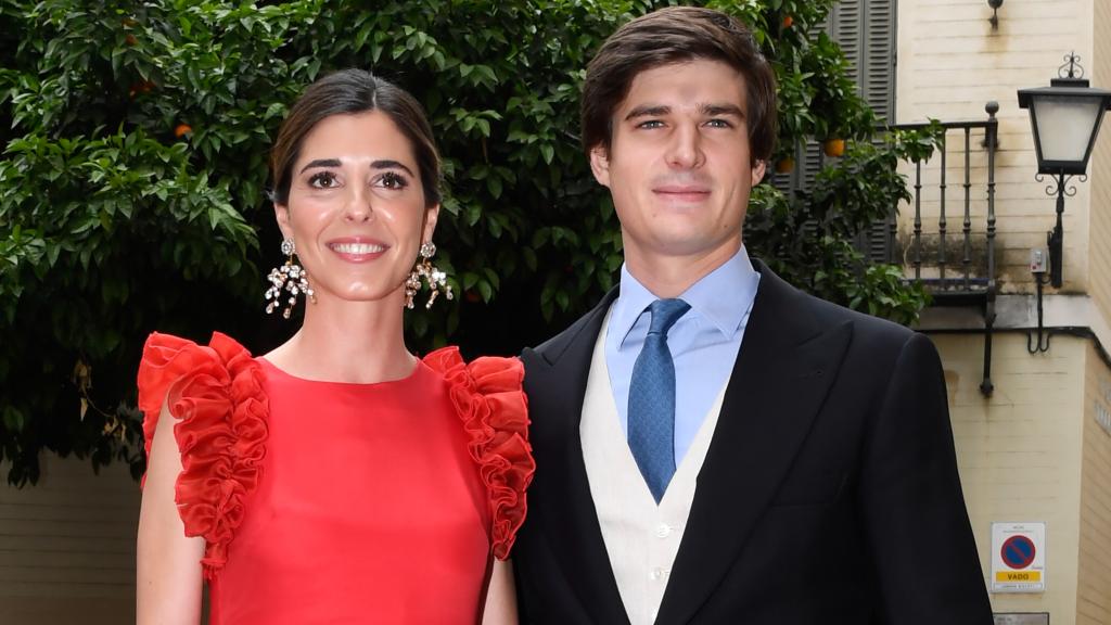 Carlos Fitz-James Stuart y Belén Corsini en la boda de Borja Corsini y María Roiz de la Parra.