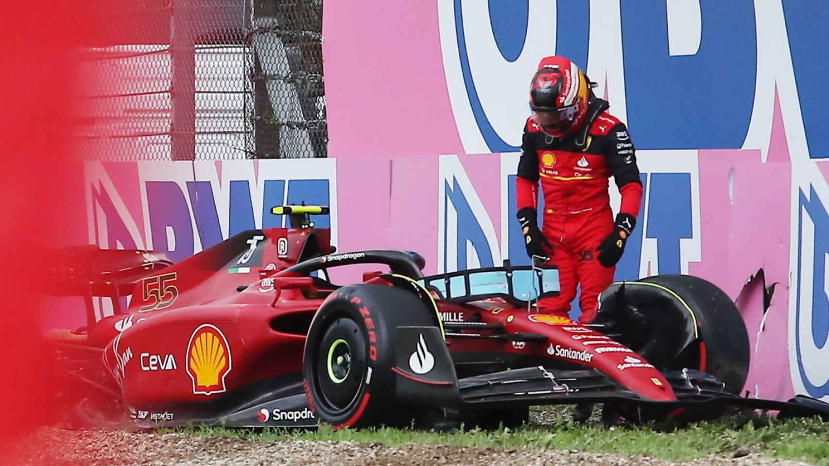 Carlos Sainz Jr. con su Ferrari aparcado en el Gran Premio de la Emilia Romagna.
