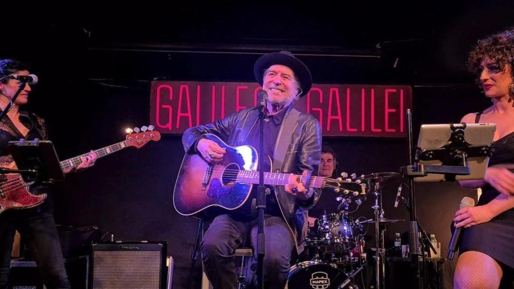 Joaquín Sabina, este viernes cantando en la sala Galileo Galilei. /  labandasabinera