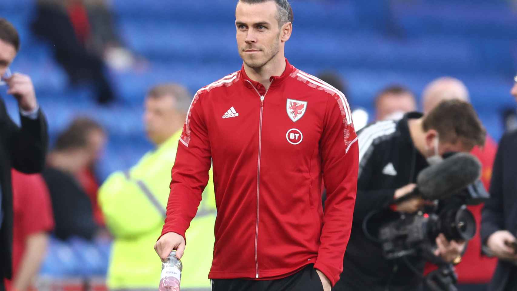 Gareth Bale durante una concentración con Gales