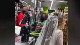 Marina Yers vestida de novia en un supermercado de Toledo.