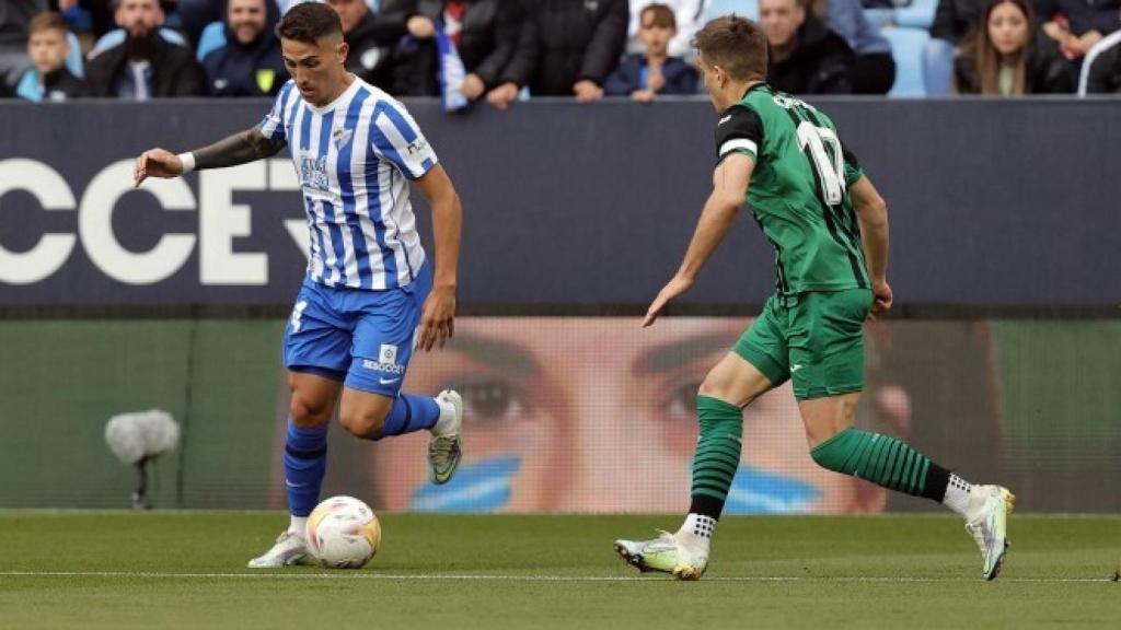 Un momento del encuentro entre el Málaga y el Eibar en La Rosaleda este sábado.