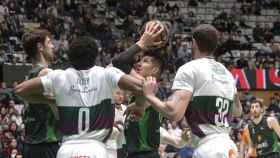 El alero estadounidense del Joventut, Derek Willis, intenta encestar ante los jugadores de Unicaja, Oliver y Guerrero, durante el encuentro de la ACB disputado este sábado en Badalona.