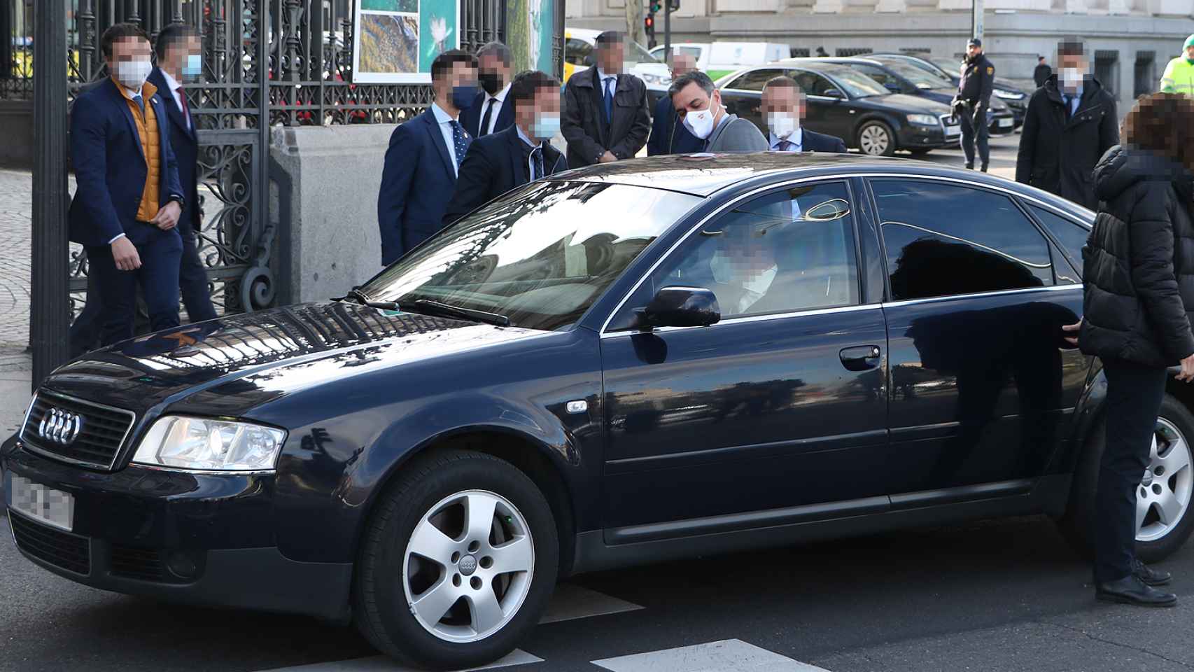 Pedro Sánchez subiéndose al coche oficial.