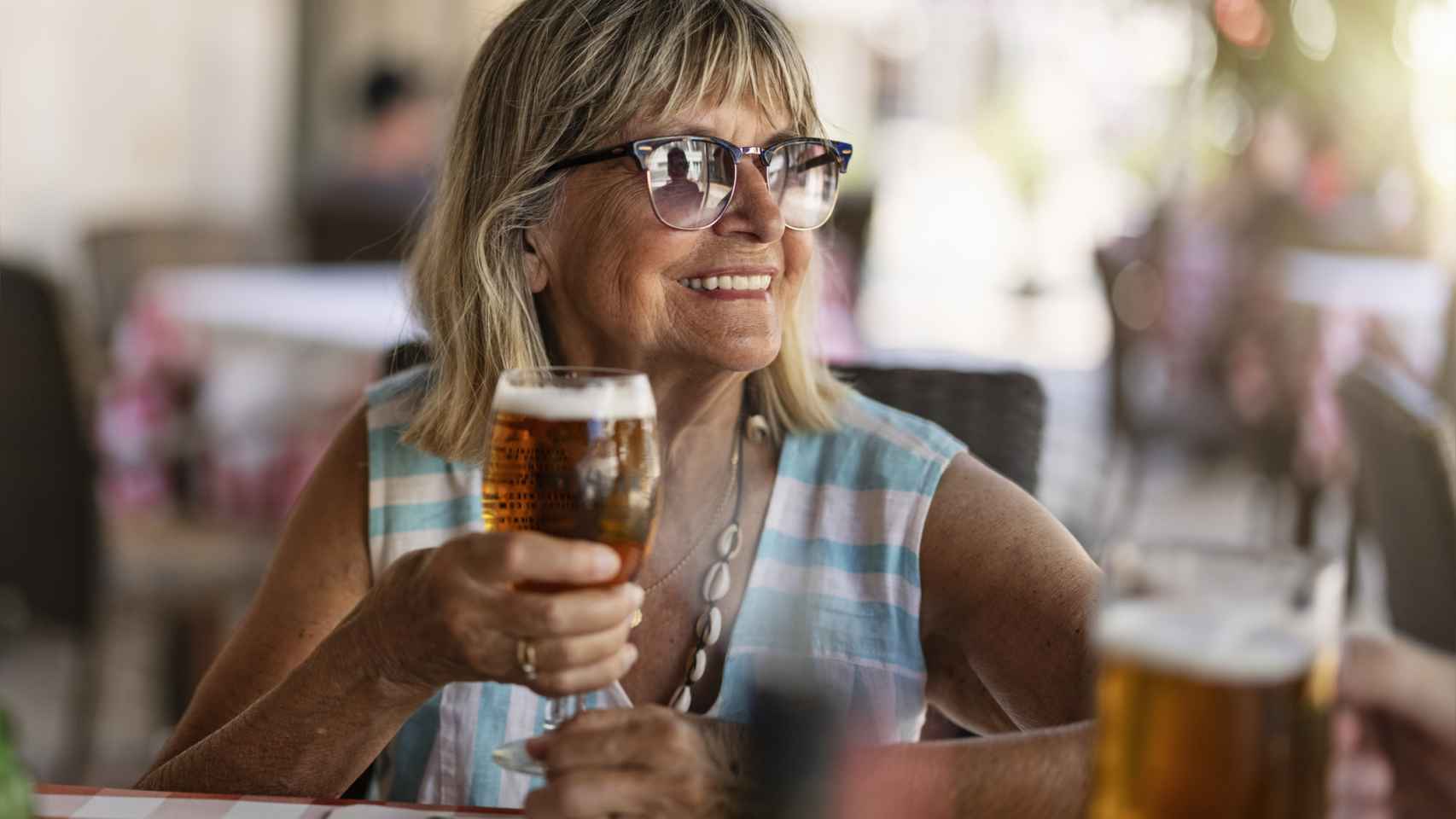 Una mujer disfrutando de una cerveza.