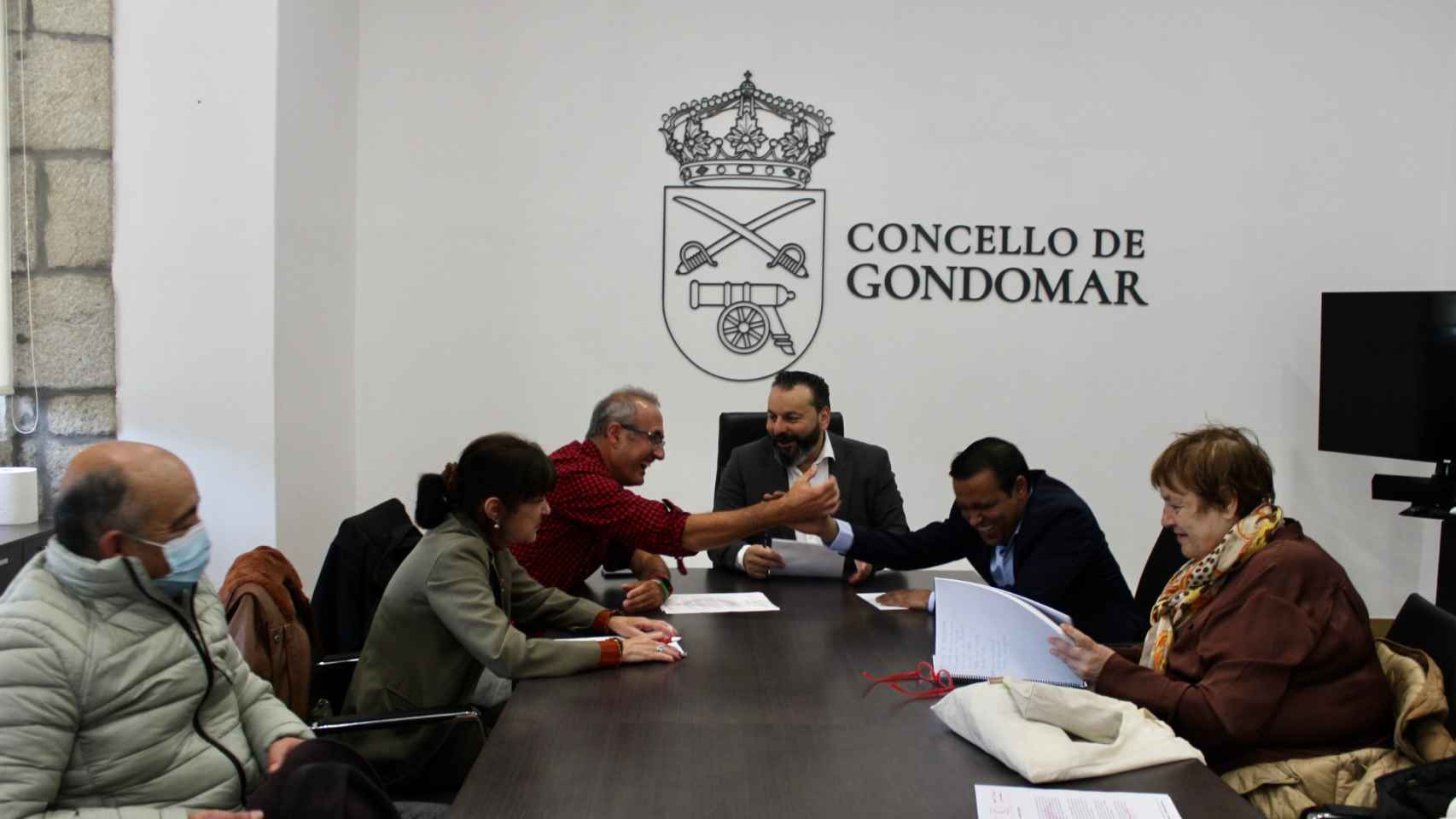 Reunión de los representantes de la Mancomunidad del Val Miñor y el delegado del Frente Polisario en Galicia, Mohamed Mehdi.