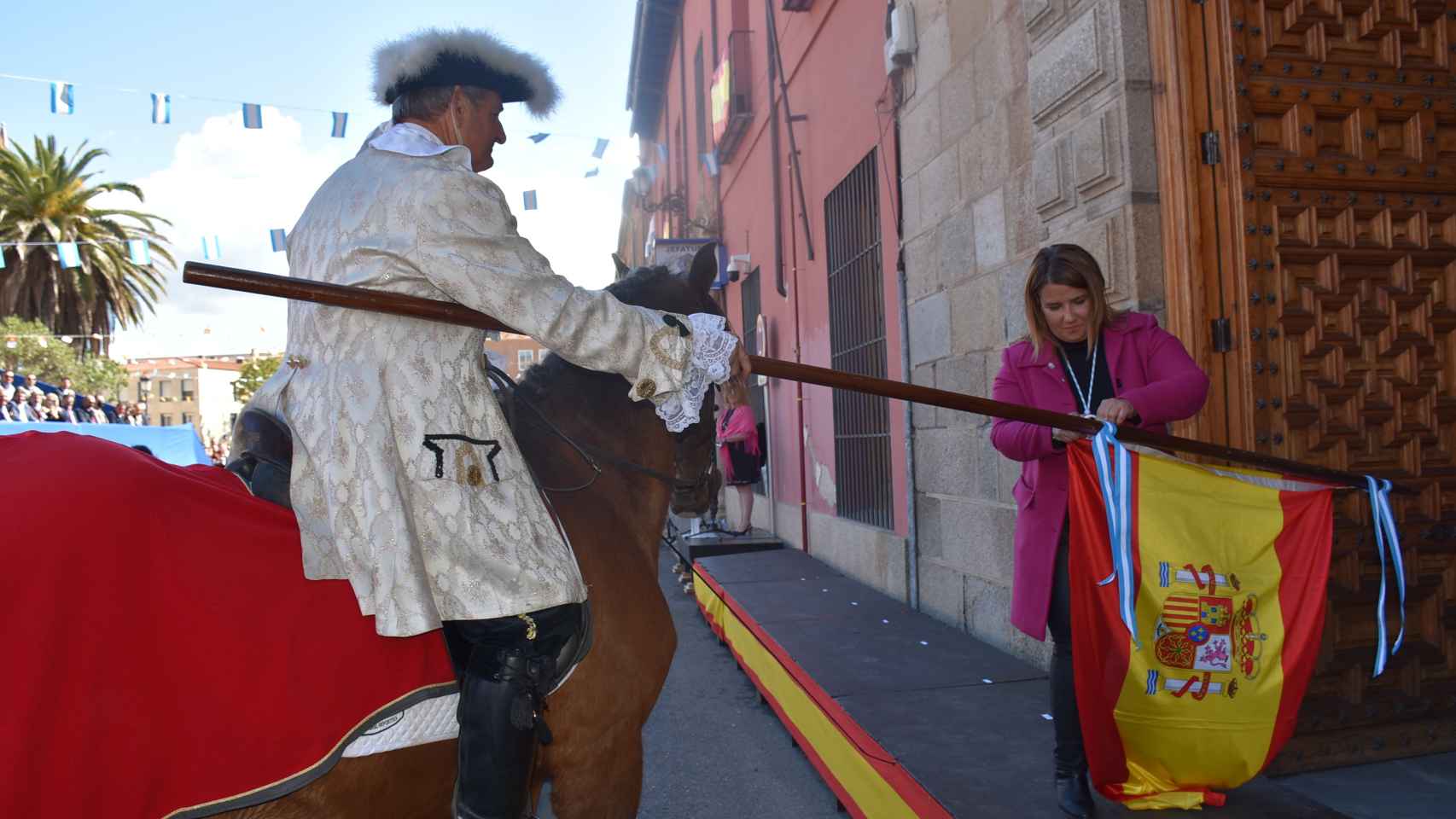 El mayordomo llama a la puerta noble del Ayuntamiento y es recibido por la alcaldesa de Talavera, Tita García