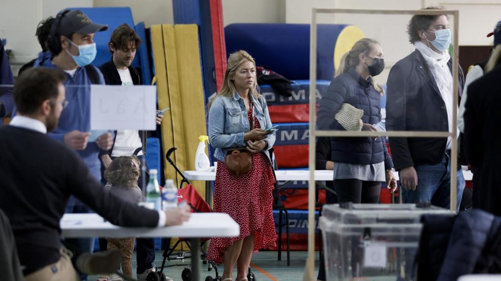 Varias personas acuden a votar en Francia.