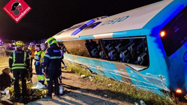 El estado en el que quedó el autobús tras semivolcar.