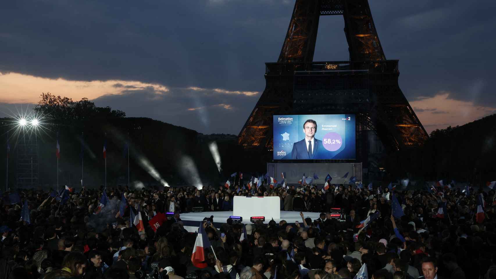 Seguidores de Macron bajo la Torre Eiffel a la espera del discurso del presidente.