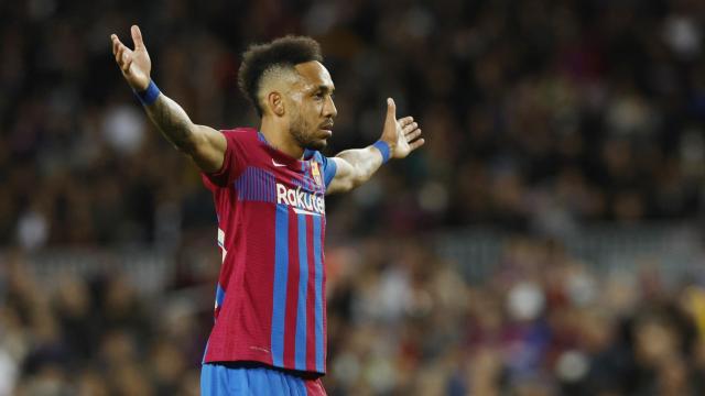 Aubameyang protestando una jugada