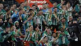 Los jugadores del Real Betis celebran el título de la Copa del Rey.