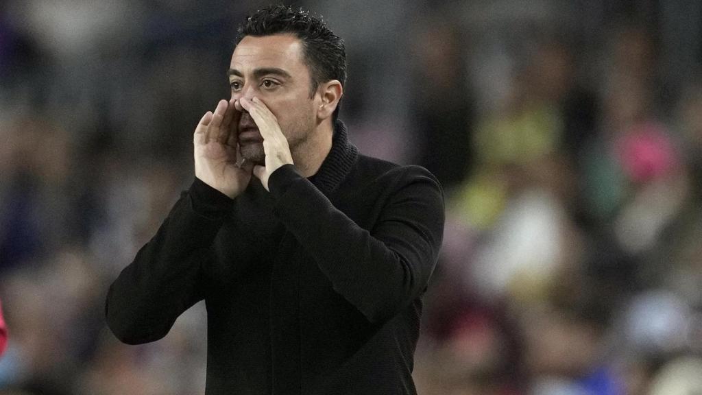 Xavi Hernández dando indicaciones a sus jugadores