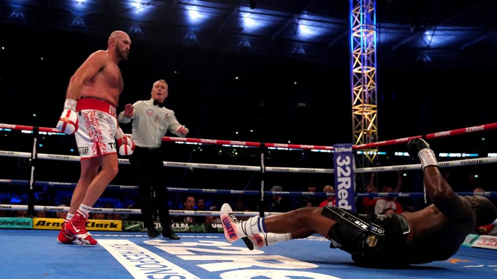 Tyson Fury derriba con un genial uppercut a Whyte