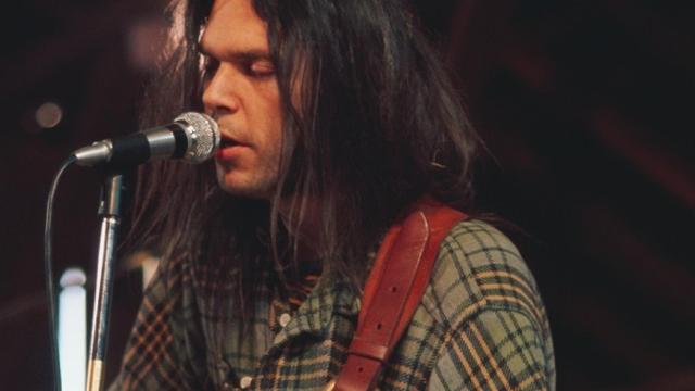 Neil Young durante un concierto de finales de los setenta. Foto: Warner