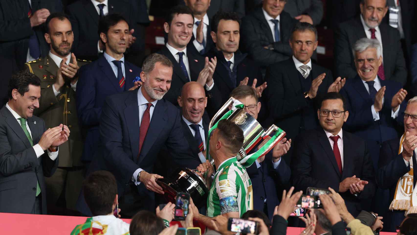 El Rey Felipe VI entrega el trofeo de la Copa del Rey 2021/2022 a Joaquín Sánchez.