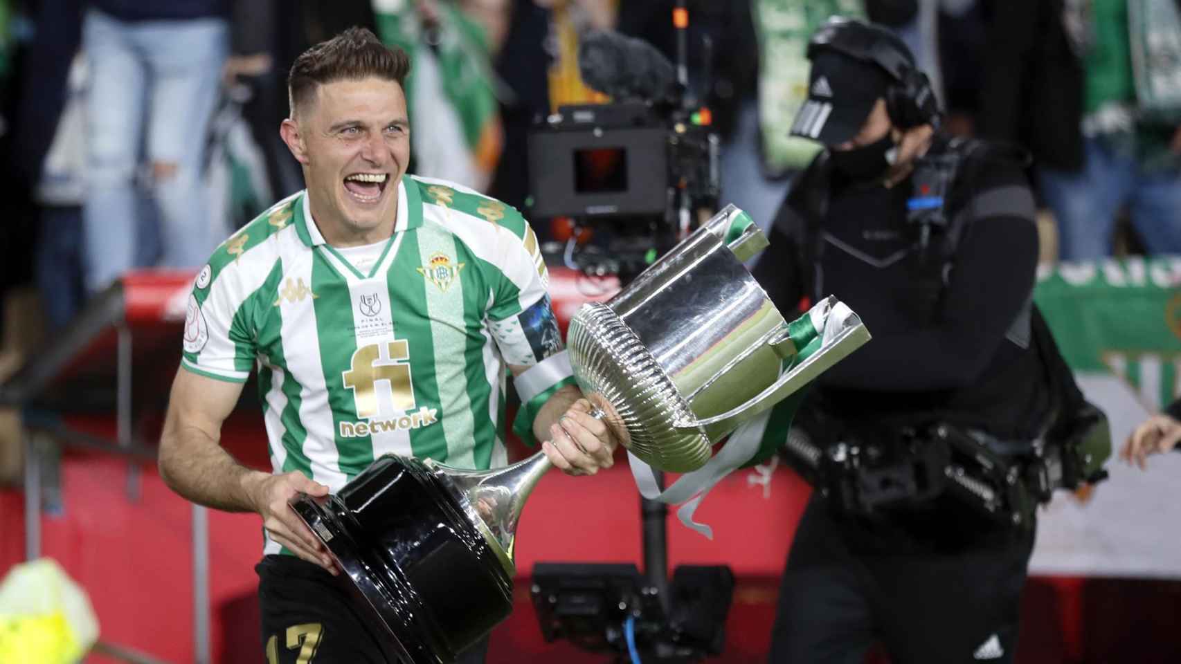 Joaquín Sánchez, con el trofeo de la Copa del Rey 2021/2022, camino de celebrar junto a sus compañeros del Betis