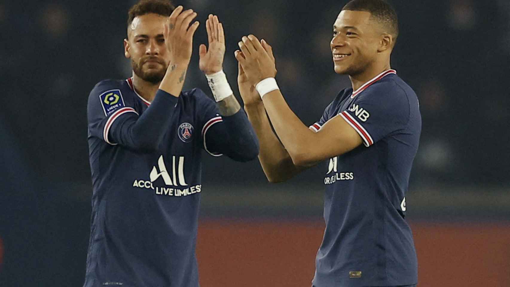 Neymar y Mbappé, aplaudiendo después de que el PSG ganase la Ligue-1 2021/2022