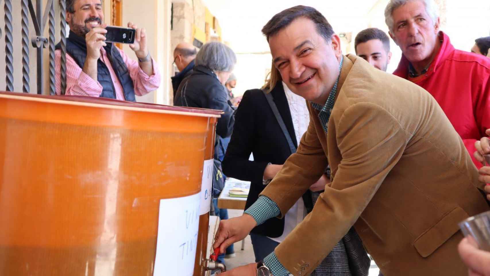 El consejero de Agricultura, Agua y Desarrollo Rural, Francisco Martínez Arroyo, este domingo en el XLI Concurso del Vino de Horche (Guadalajara)