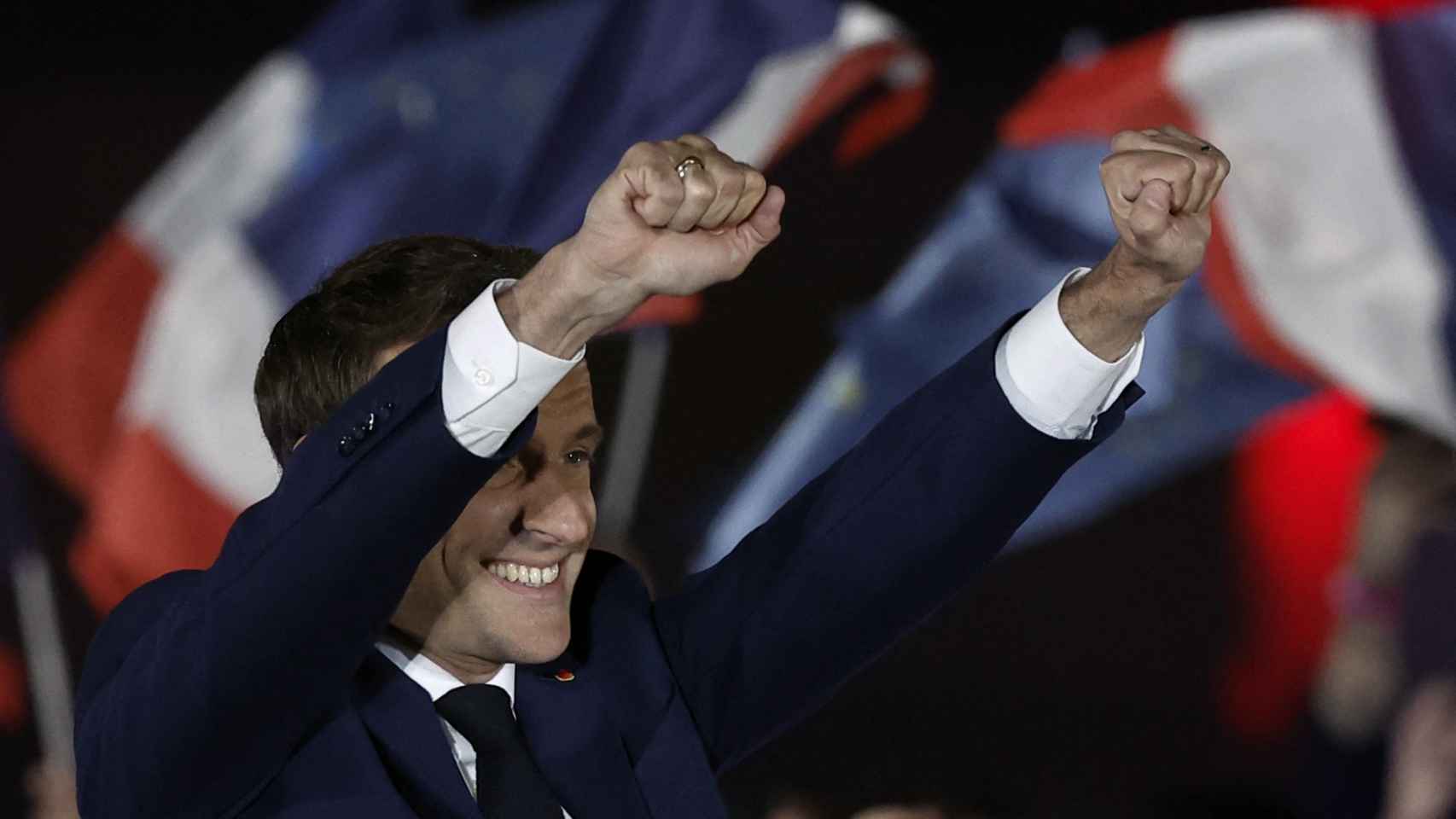 Emmanuel Macron celebra con sus seguidores la reelección como presidente de Francia.