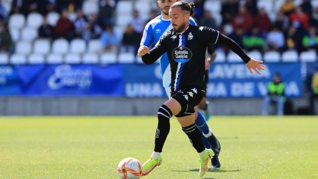 Héctor conduce un balón durante el Talavera – Deportivo