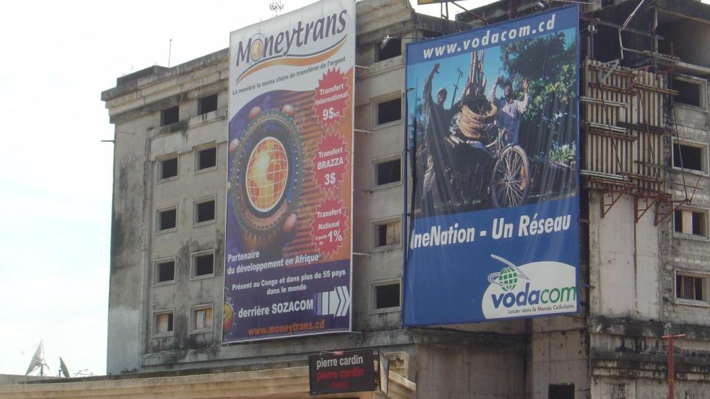 Publicidad de Moneytrans en la R. D. del Congo.