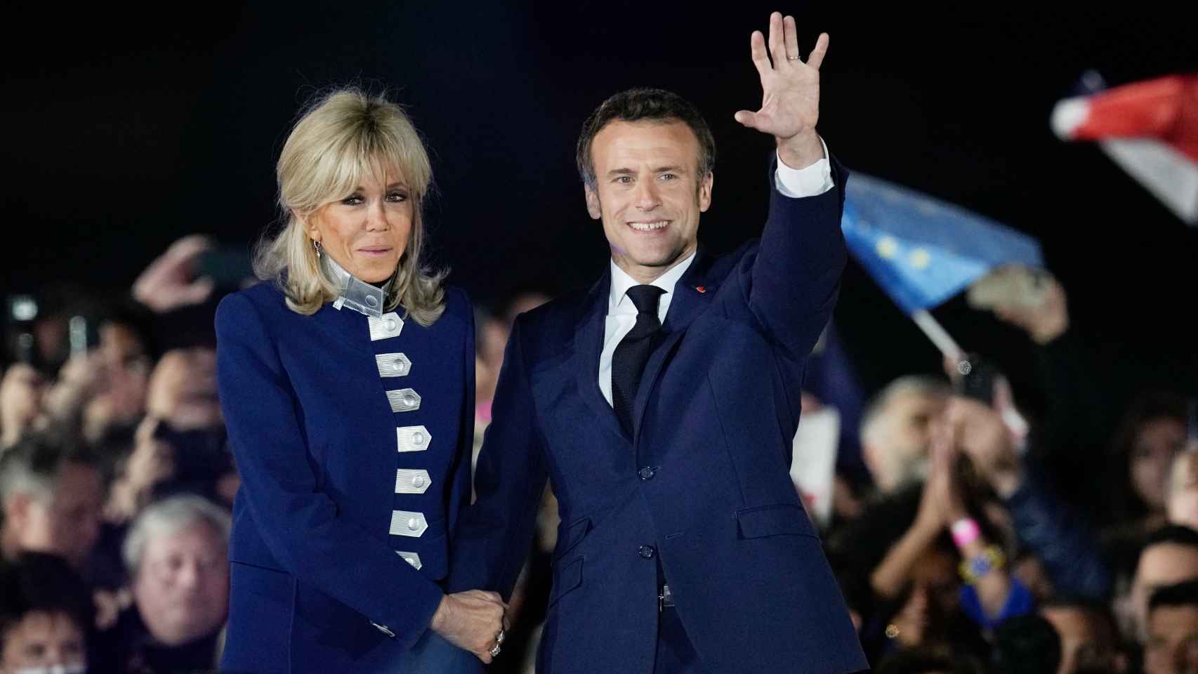 Brigitte y Emmanuel Macron, este domingo, 24 de abril, en París tras vencer en las urnas a Marine Le Pen.