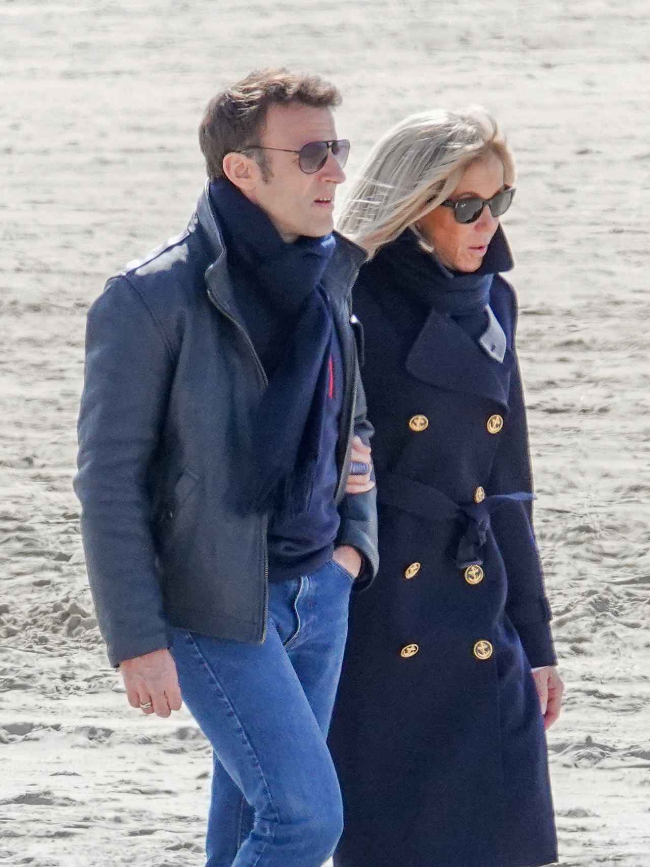 Emmanuel y Brigitte Macron, paseando por la playa de Le Touquet, el pasado 10 de abril.