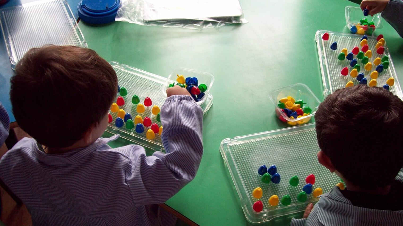 Imagen de archivo de dos niños en una escuela infantil.