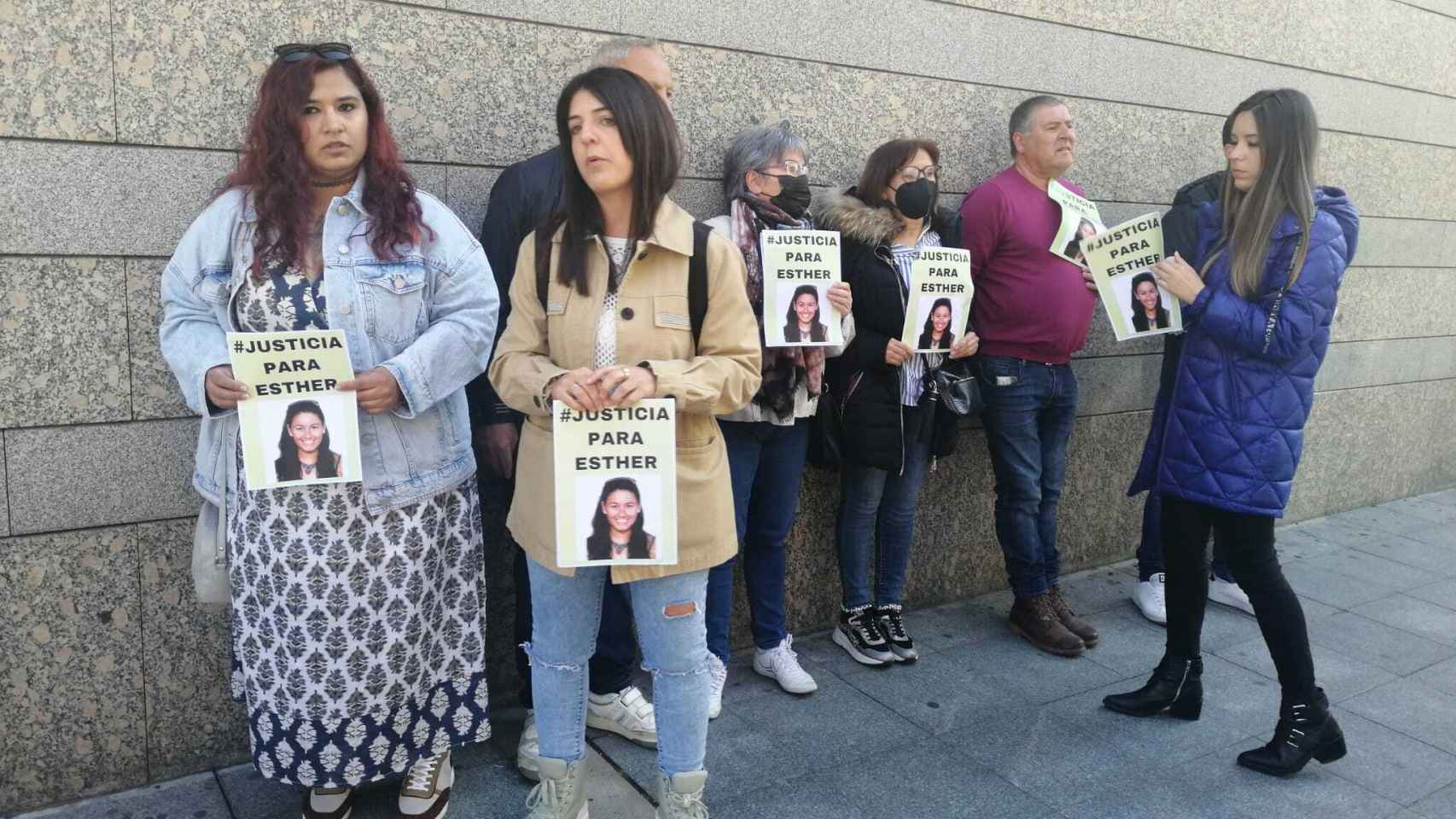 Una decena de personas acuden al juzgado de Valladolid para pedir justicia para Esther López