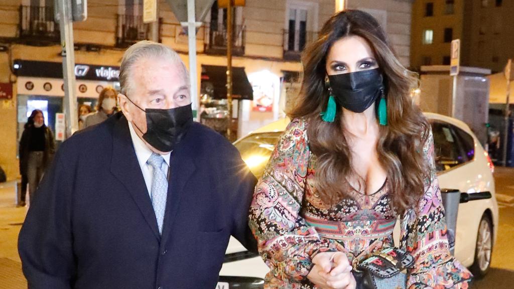 La diseñadora Paloma Cuevas en una fotografía junto a su padre, Victoriano, por las calles de Madrid en octubre de 2021.