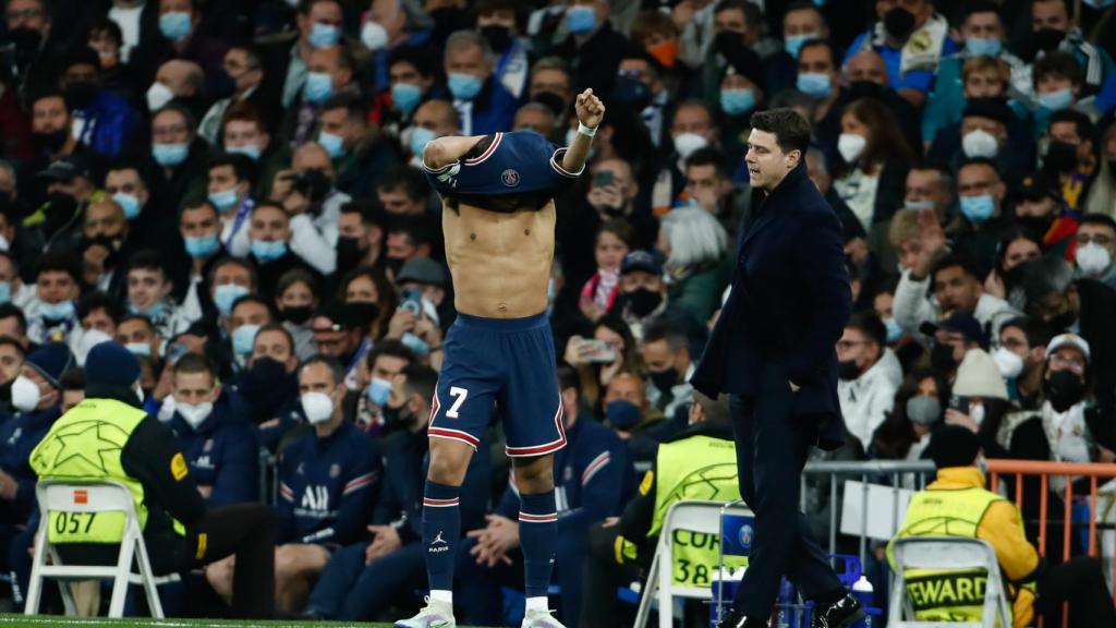 Mauricio Pochettino y Kylian Mbappé, en la banda del Santiago Bernabéu.