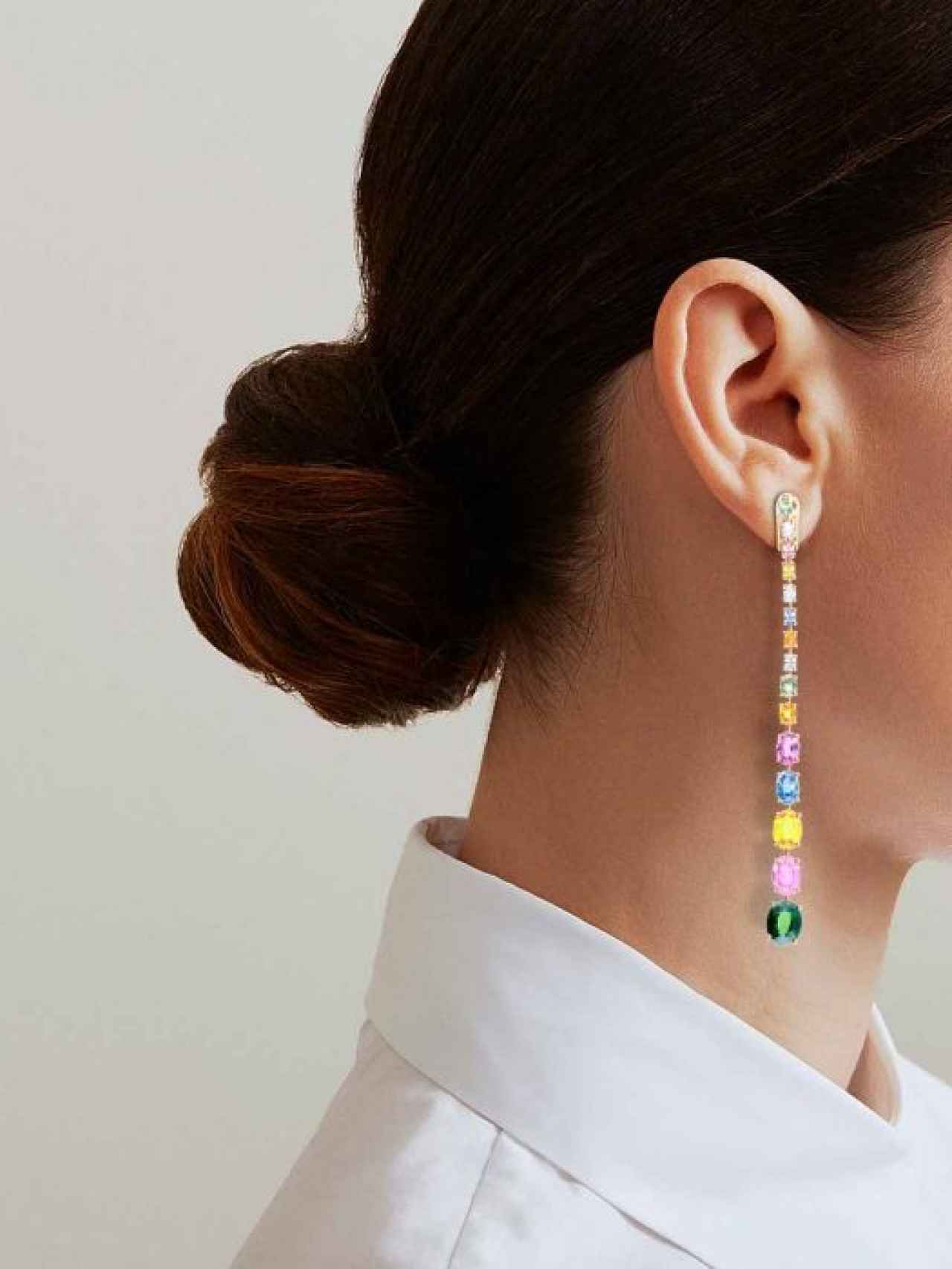 Los pendientes multicolor de zafiros y diamantes de Victoria Federica son de Rabat Rainbow.