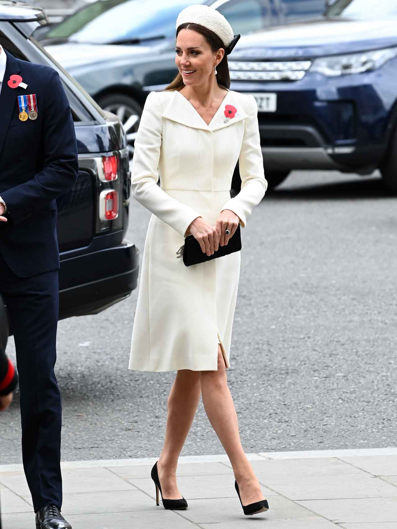 Kate Middleton ha optado por un abrigo de Alexander McQueen y un nuevo tocado de Jane Taylor.