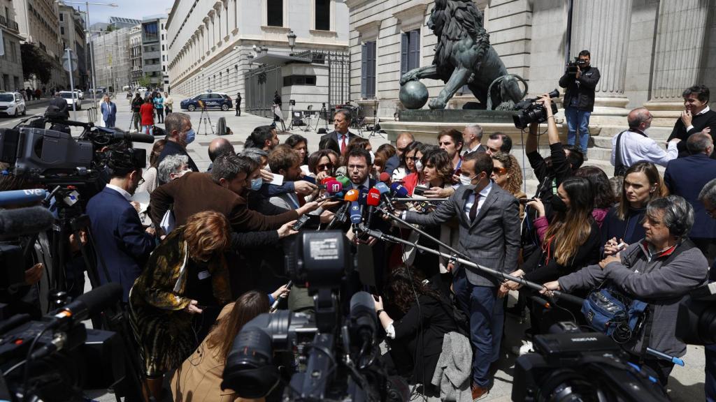 Pere Aragonès, rodeado de periodistas frente al Congreso de los Diputados.