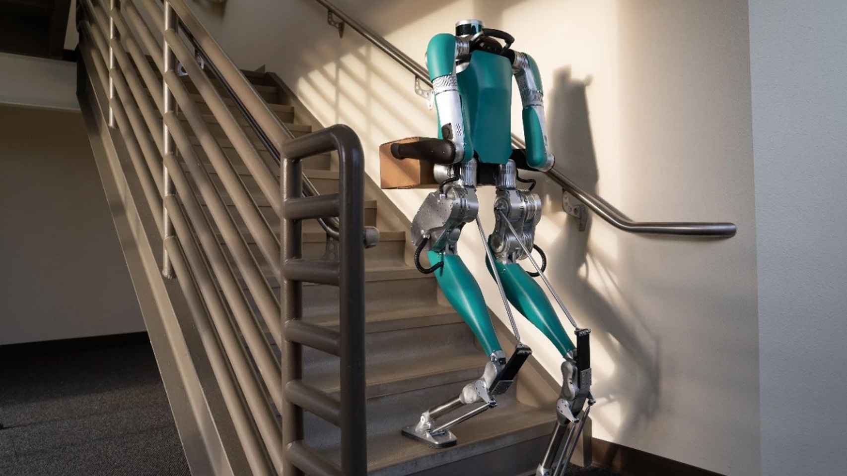 Digit, el robot de Agility Robotics, subiendo una escalera.