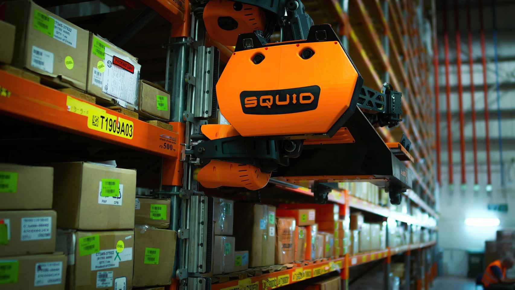 Robot de BionicHIVE en un almacén logístico.