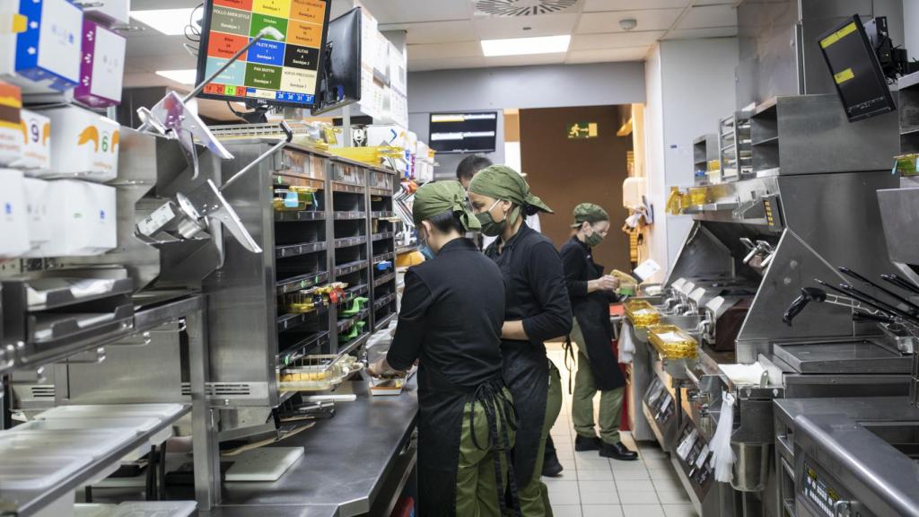 La cocina del McDonald's de la calle Esparteros, 1, en Madrid, a pleno rendimiento.